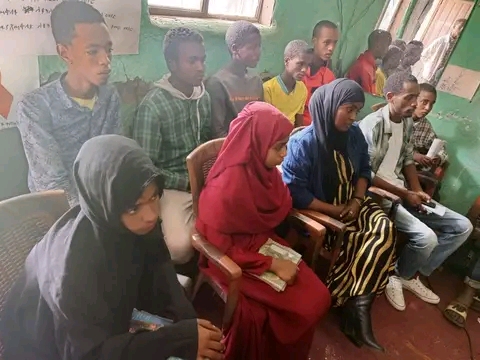 በሀላባ ዞን በአቶቲ ኡሎወረዳ በክረምት ወቅት ተማሪዎች  ፣ በስፔስ ሳይንስ፣ ጂኦ ስፓሻል ሳይንስ ፣ በኢትዮ ኮደርስ እና በቴክኖሎጂ ፈጠራ ስራ  ስልጠና በአቶቲ ኡሎ ወረዳ ደበሶ 1ኛ እና መለስተኛ ደረጃ ት/ቤት ለተማሪዎች መስጠት ተጀመረ